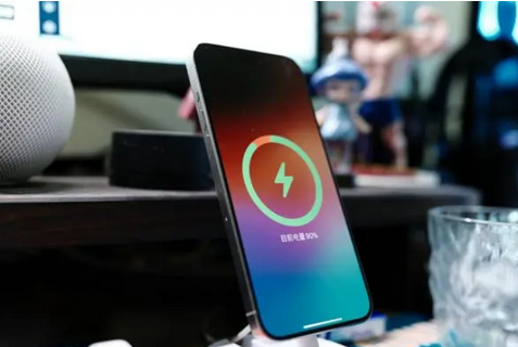 兰州苹果15换屏服务分享用什么充电器给iPhone15充电更好 